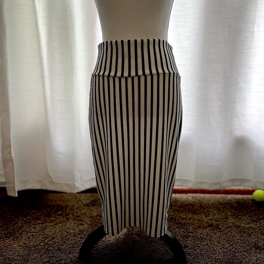 Black and white stripe super stretchy LuLaRoe pencil “Cassie” skirt.
